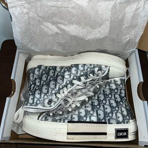 B23 HIGH-TOP SNEAKER
White and Black Dior Oblique Canvas